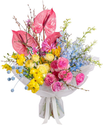Букет с антуриумом, розами и ранункулюсами «Дыхание тропиков»